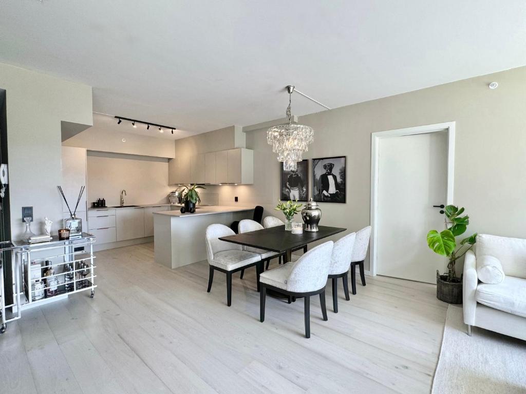 Η κουζίνα ή μικρή κουζίνα στο Spacious & Modern Apartment - Central - Stavanger - Sea view