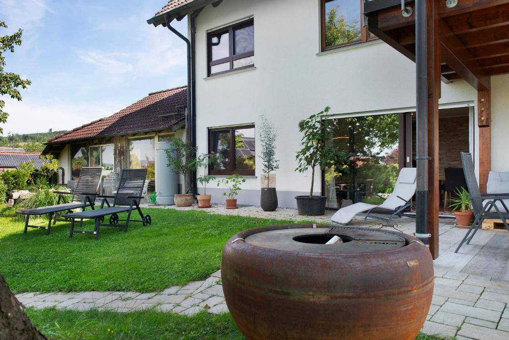 une maison avec un gros pneu dans la cour dans l'établissement Fewo Fuchs, à Salem