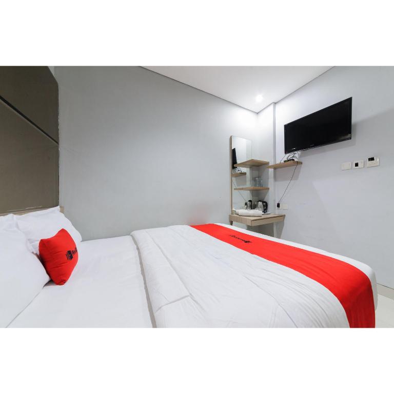Postel nebo postele na pokoji v ubytování RedDoorz Plus near Grand Indonesia Jakarta