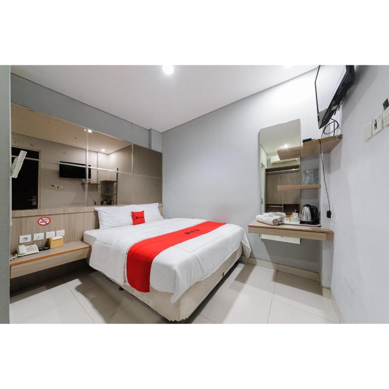 Kuchyň nebo kuchyňský kout v ubytování RedDoorz Plus near Grand Indonesia Jakarta