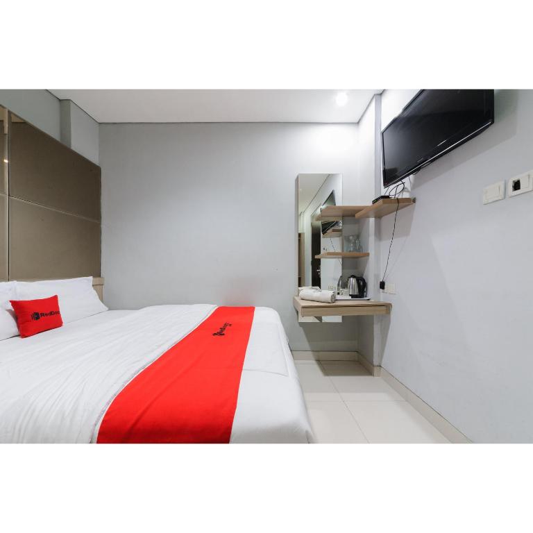 TV a/nebo společenská místnost v ubytování RedDoorz Plus near Grand Indonesia Jakarta