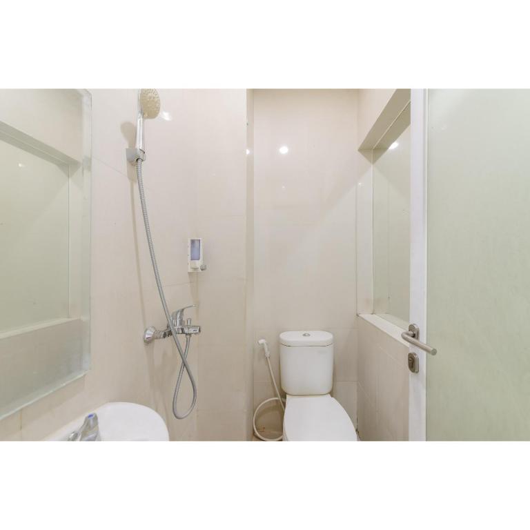 Koupelna v ubytování RedDoorz Plus near Grand Indonesia Jakarta