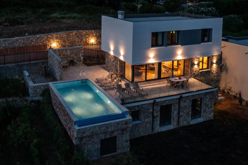 ペトロヴァック・ナ・モルにあるVilla Mareのスイミングプール付きの家屋の空中ビュー