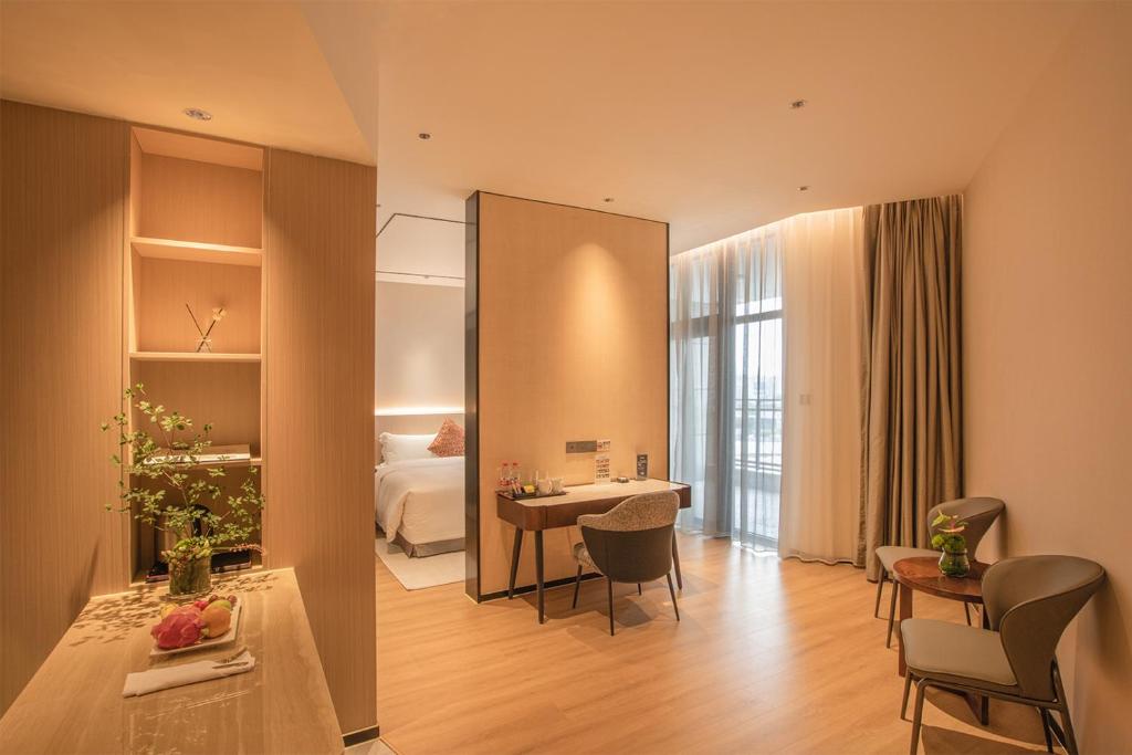 Postel nebo postele na pokoji v ubytování Lia Charlton Hotel Shenzhen