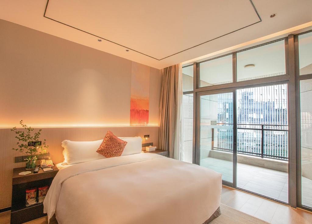 Postel nebo postele na pokoji v ubytování Lia Charlton Hotel Shenzhen