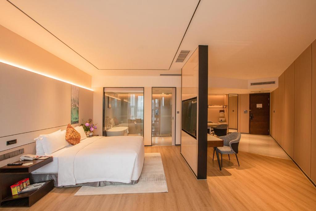 Postel nebo postele na pokoji v ubytování Lia Charlton Hotel Shenzhen