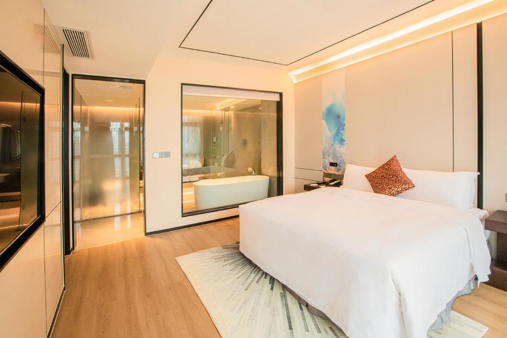 Postel nebo postele na pokoji v ubytování Lia Charlton Hotel Shenzhen