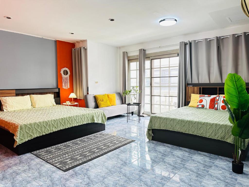 Ένα ή περισσότερα κρεβάτια σε δωμάτιο στο Sathon輕軌附近市中心5房獨棟全明屋各大景點附近