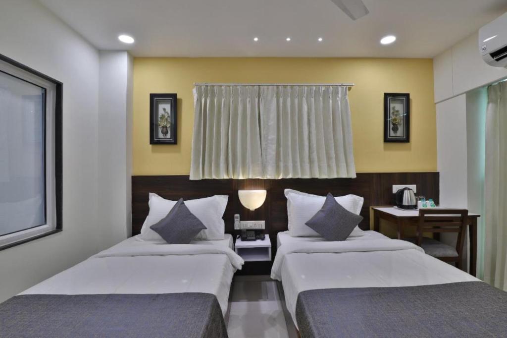 Postel nebo postele na pokoji v ubytování Leo Hotel