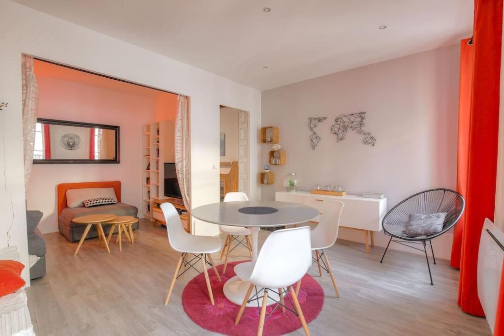 un salon avec une table et des chaises dans l'établissement Super appartement idéalement situé, Lyon 6eme, à Lyon