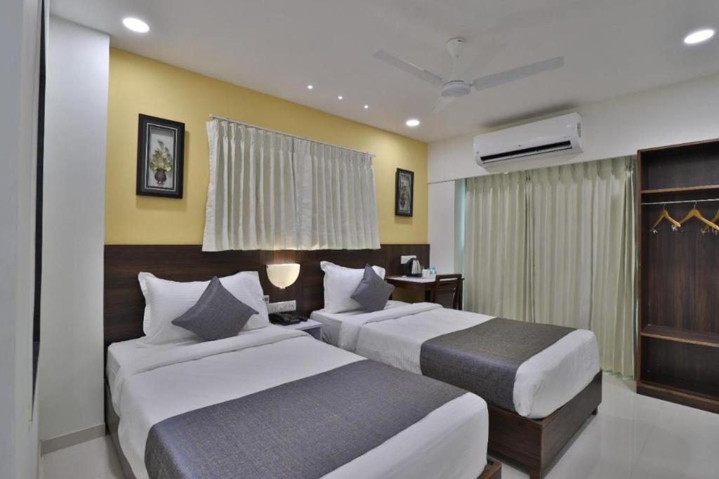 Postel nebo postele na pokoji v ubytování Leo Hotel
