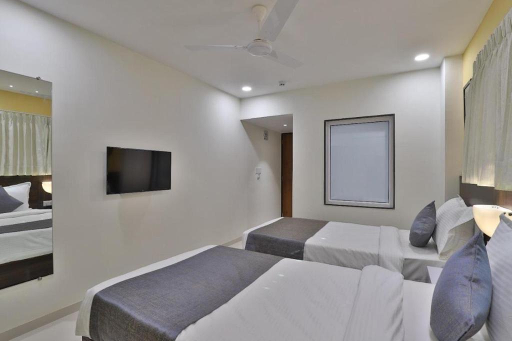 Postel nebo postele na pokoji v ubytování Leo Hotel