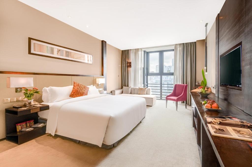TV a/nebo společenská místnost v ubytování Lia Charlton Hotel Shenzhen