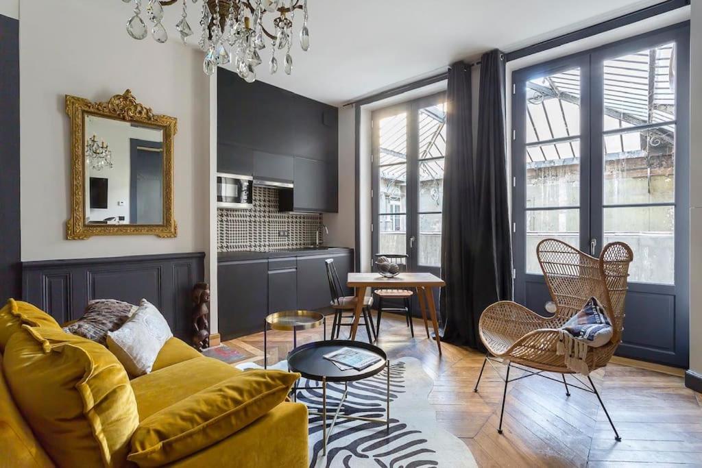 d'un salon avec un canapé et des fauteuils jaunes. dans l'établissement Le Secret, climatisé, Place des Terreaux-Lyon 1er, à Lyon