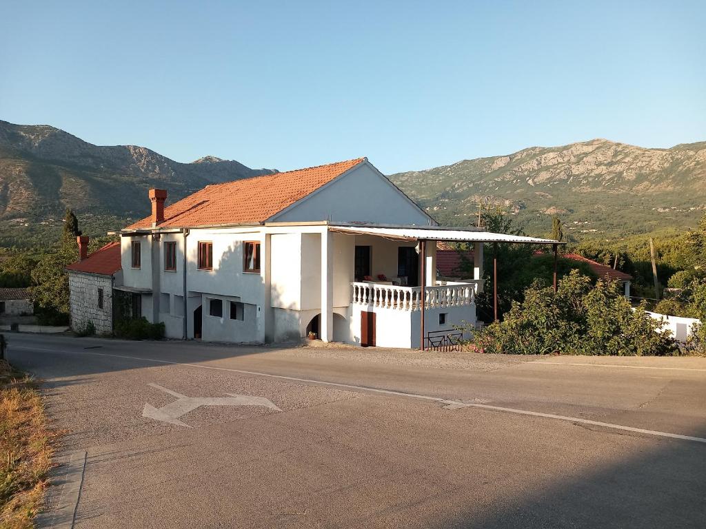 Výhľad na hory alebo výhľad na hory priamo z of the bed and breakfast