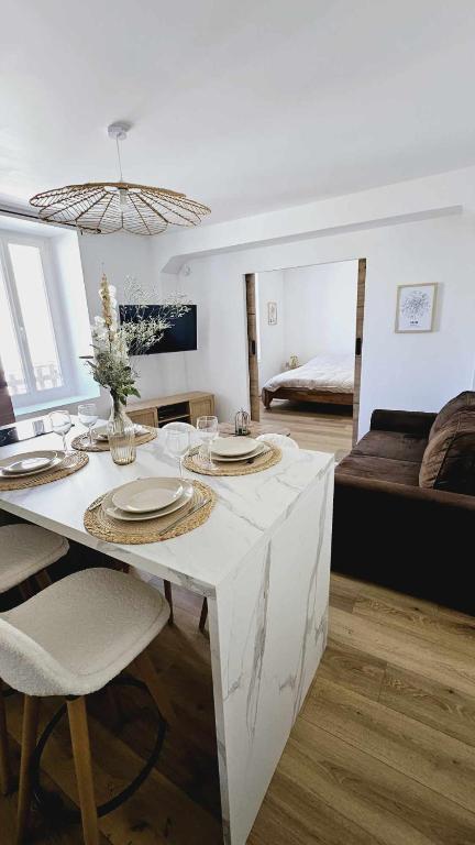 d'un salon avec une table et des plaques de cuisson. dans l'établissement La maison du Pays d'Auge, à Troarn