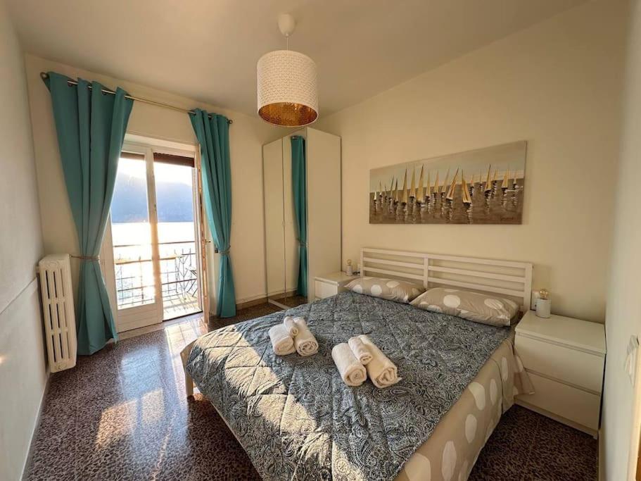 Кровать или кровати в номере Apartment Di Lago by GardaDoma