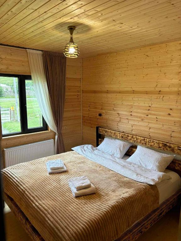 Postel nebo postele na pokoji v ubytování Quiet cottage, Stepantsminda, Achkhoti