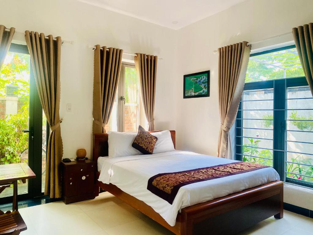 Postel nebo postele na pokoji v ubytování Rice River Villa - Hoi An