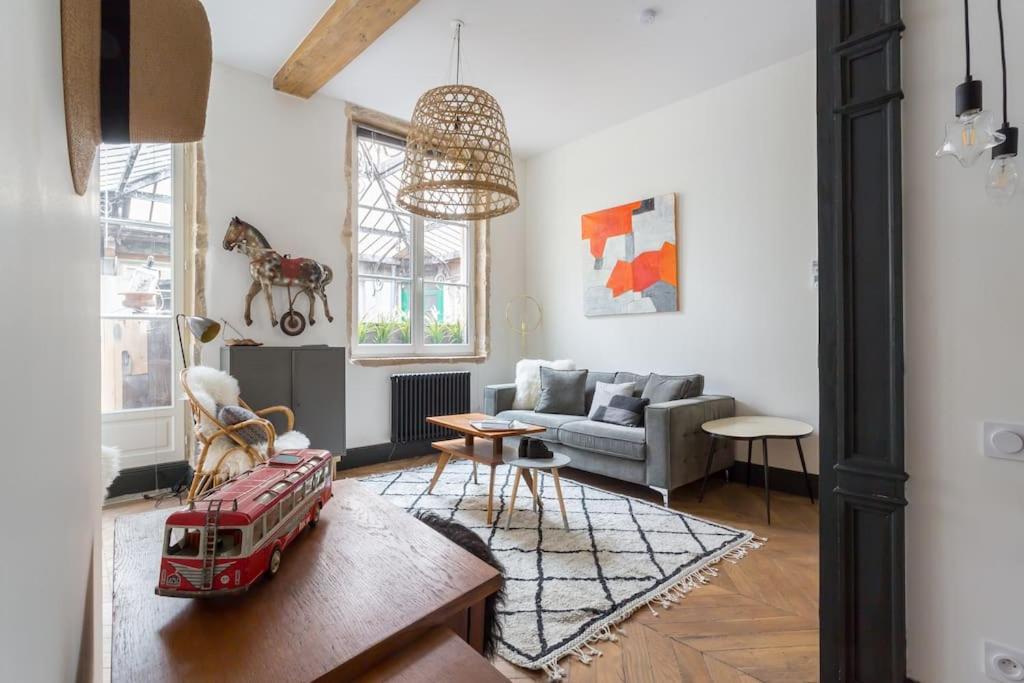 un salon avec un canapé et une table dans l'établissement Milan, centre historique et climatisé, Lyon 1er, à Lyon