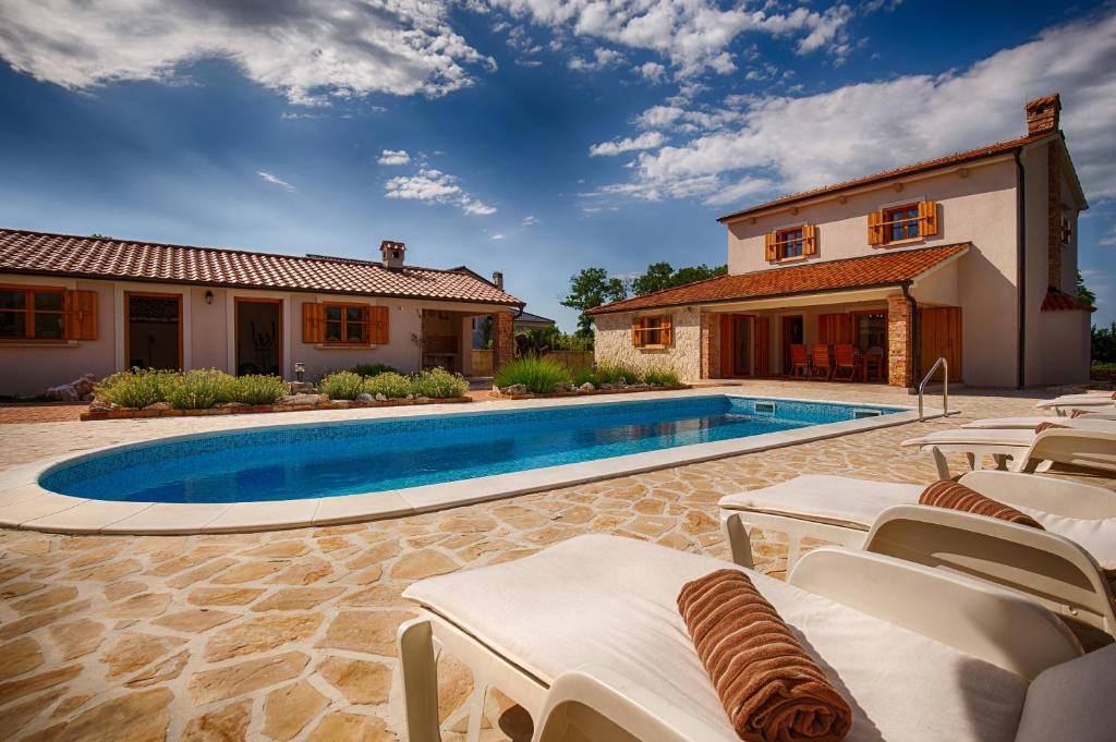 Kolam renang di atau dekat dengan Villa with pool, garden, in a quiet small village - by Traveler tourist agency Krk - ID 2179