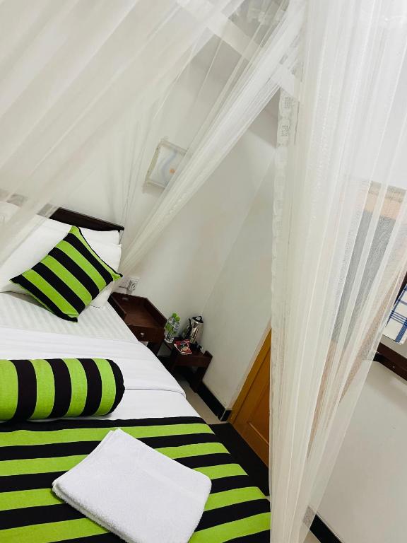 Postel nebo postele na pokoji v ubytování Ritz inn Ella