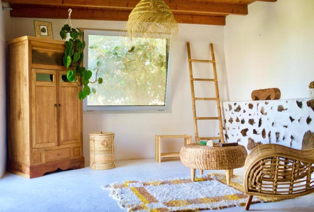 Habitación con escalera, silla y ventana en Studio with pool garden and open roof bathroom, en Lajares