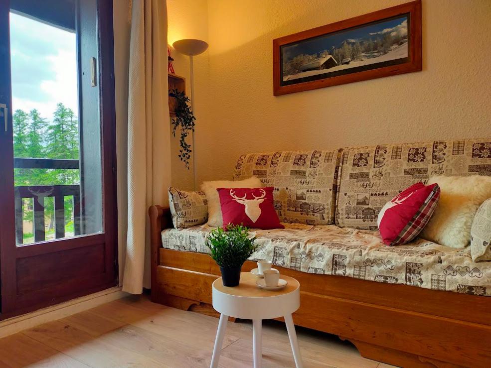 un salon avec un canapé et une table dans l'établissement Charmant studio skis aux pieds 4 couchages, à Risoul