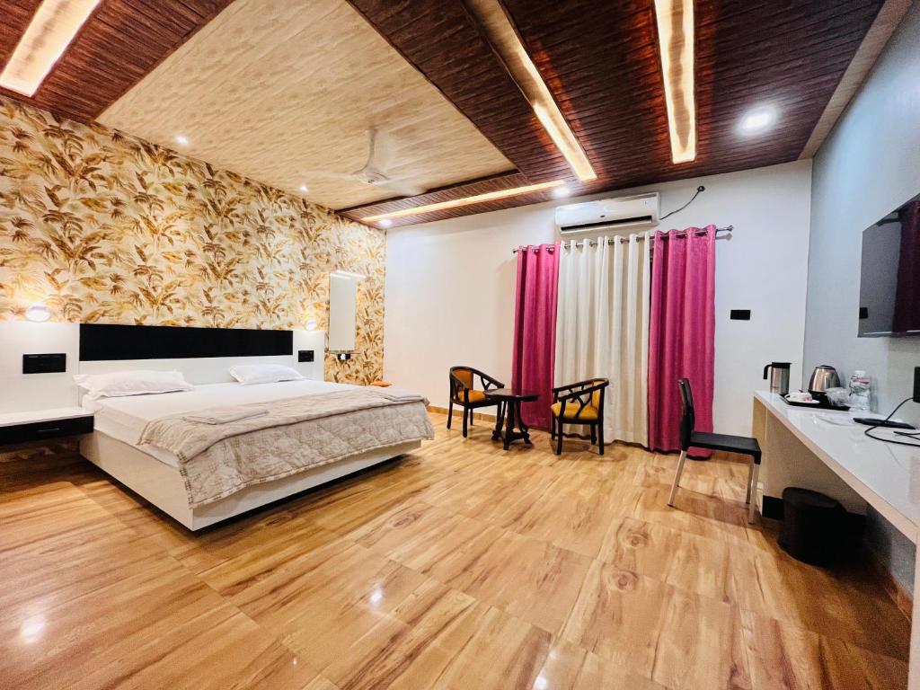 Postel nebo postele na pokoji v ubytování Hotel Buddha Park near Sarnath-Peaceful Garden Retreat with Free Parking & Pets Welcome