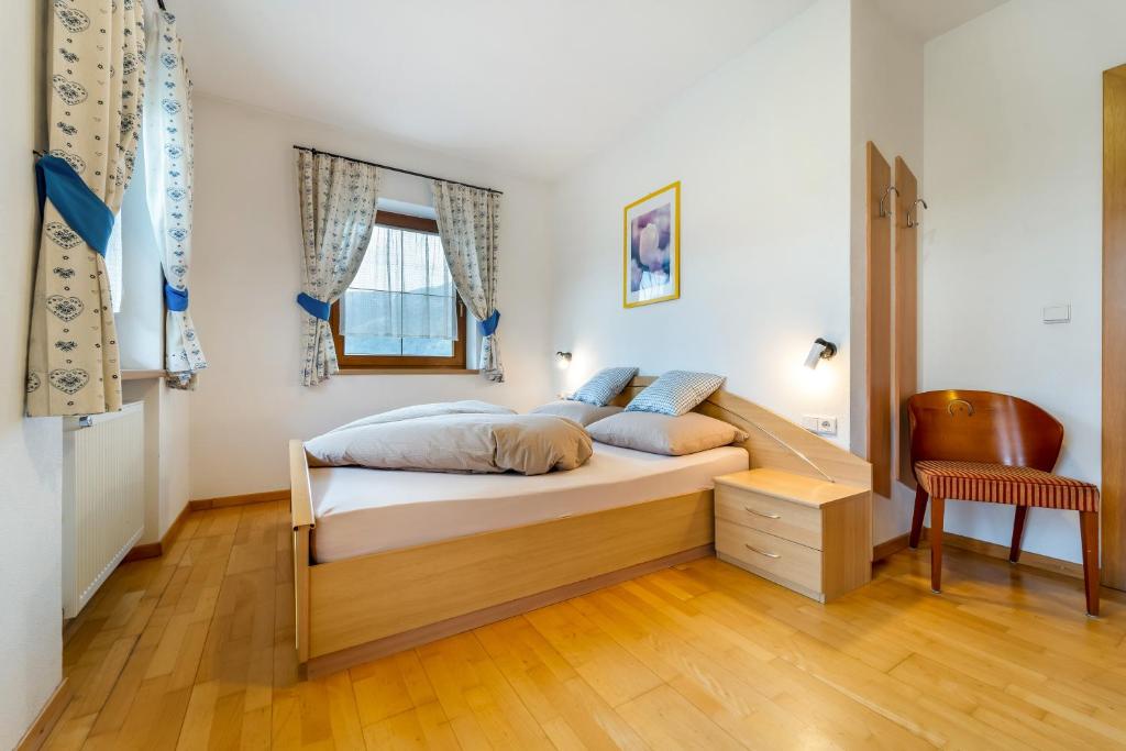Postel nebo postele na pokoji v ubytování Holzerhof Lothen Campolino 5 Sankt Lorenzen