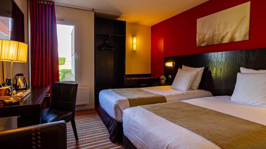 Postel nebo postele na pokoji v ubytování Logis Hostellerie D'Aussois