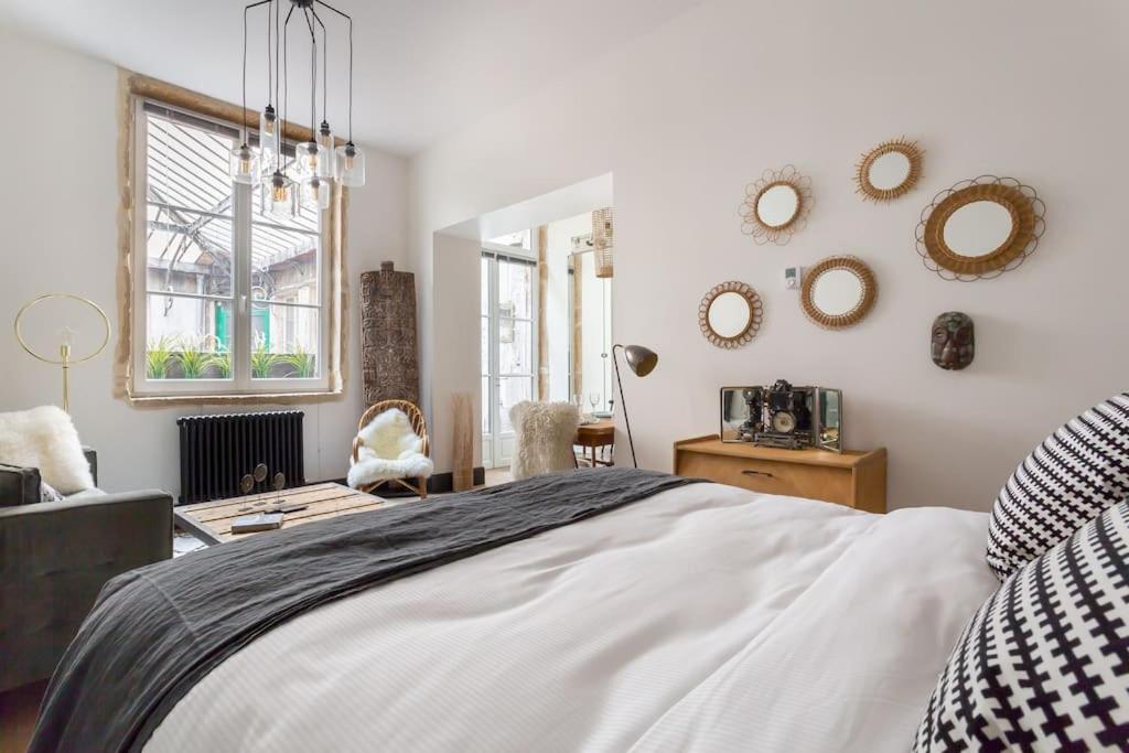- une chambre avec un grand lit et des miroirs sur le mur dans l'établissement Mazzini, centre historique et climatisé, Lyon 1er, à Lyon
