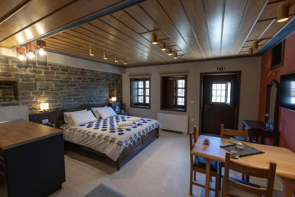 考克考利恩Tis Ouranias的一间带床和砖墙的卧室