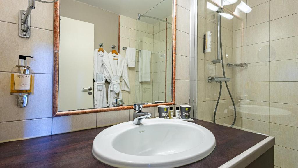 Koupelna v ubytování Logis Hostellerie D'Aussois