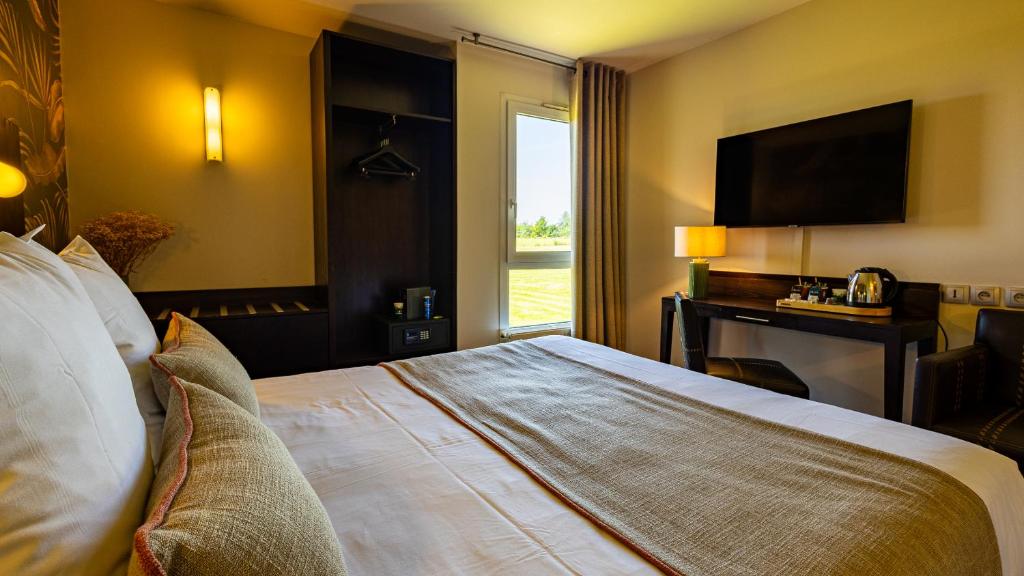 Postel nebo postele na pokoji v ubytování Logis Hostellerie D'Aussois