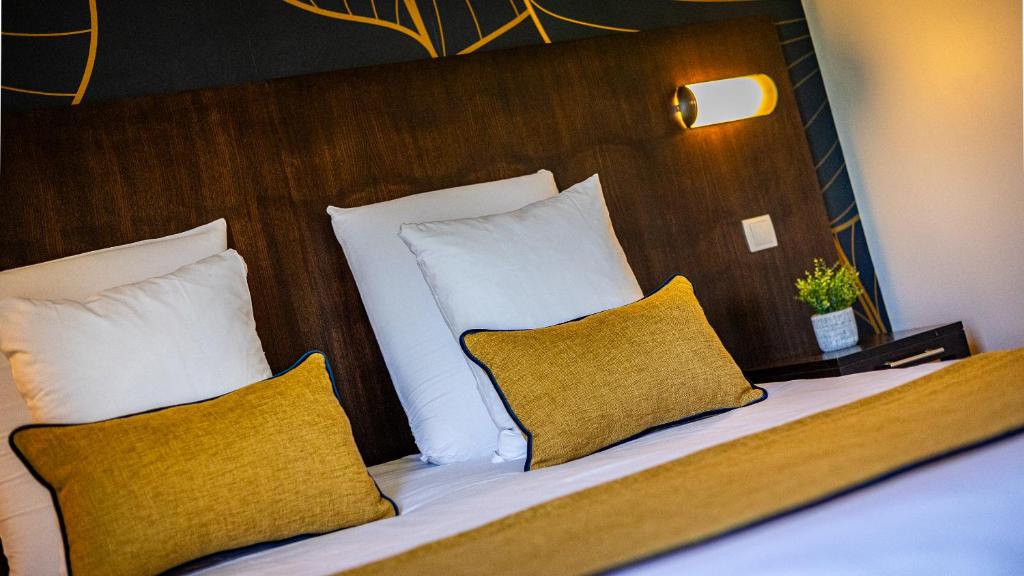 Postel nebo postele na pokoji v ubytování Logis Hostellerie D'Aussois