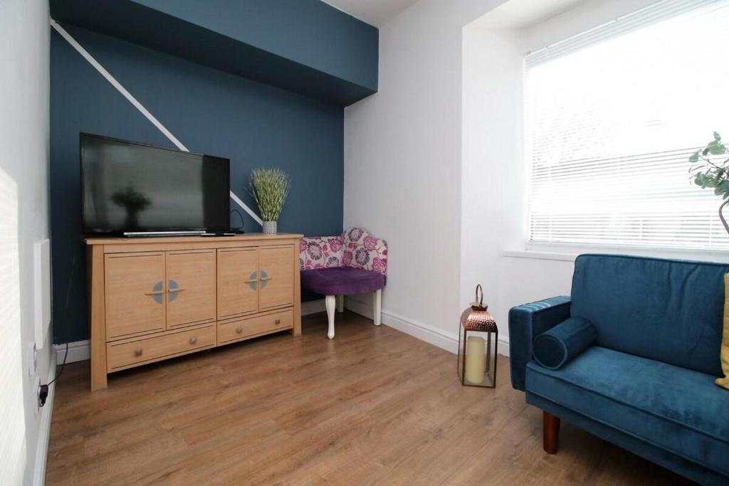 Spacious 5 bedroom flat-Swansea - Housity