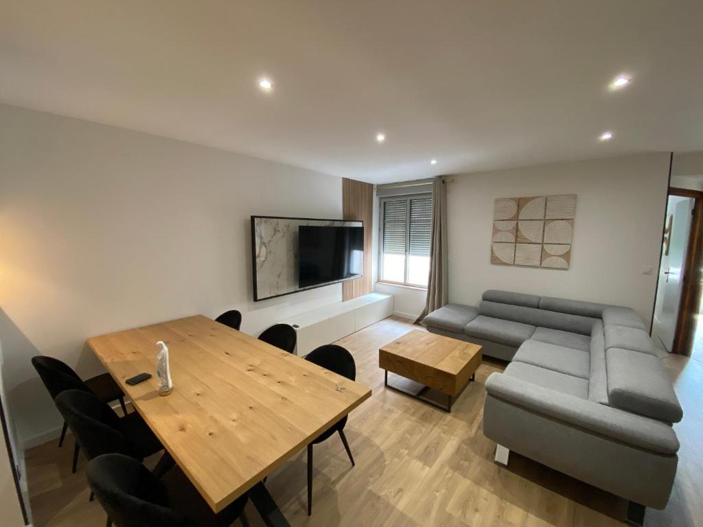 un salon avec un canapé et une table dans l'établissement Madonna Élégance, à Lourdes