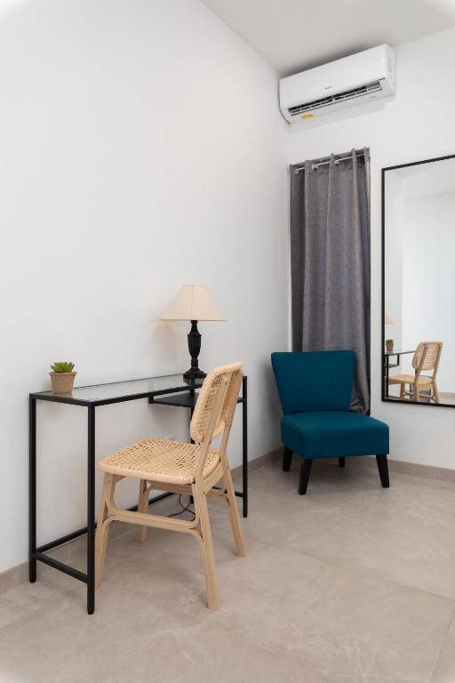 Posezení v ubytování Modern 1BR Spacious Apartment with Terrace - Close to St Thomas Bay