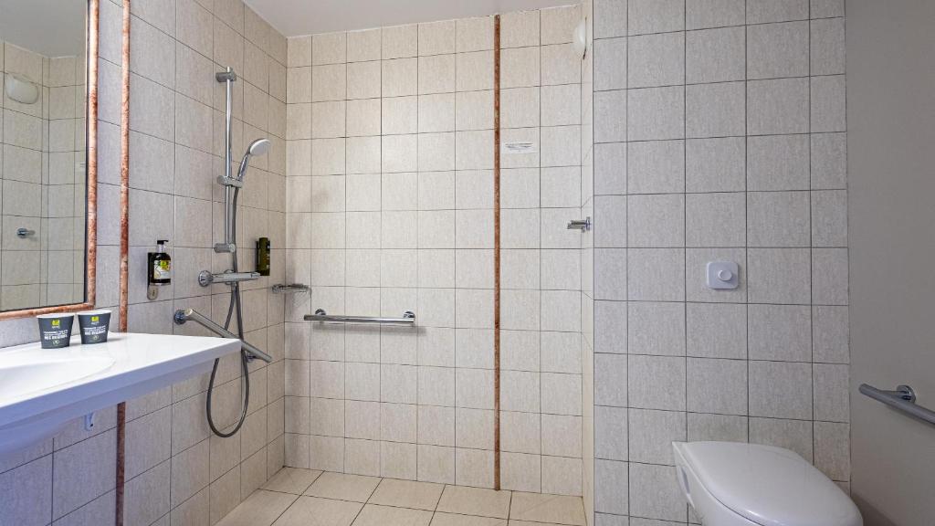Koupelna v ubytování Logis Hostellerie D'Aussois