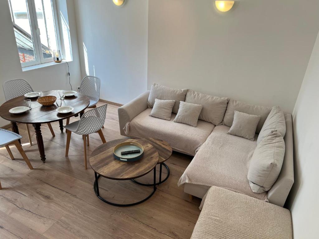 un salon avec un canapé et une table dans l'établissement Jolie appartement 5 pers, à Saint-Fargeau