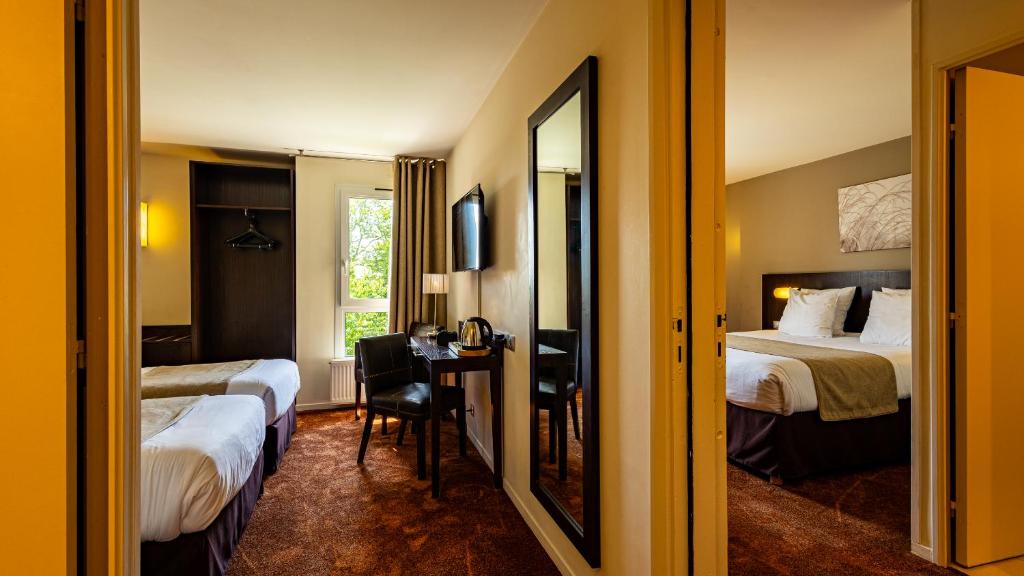 Postel nebo postele na pokoji v ubytování Logis Hostellerie D'Aussois