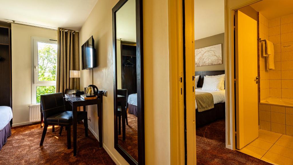 Postel nebo postele na pokoji v ubytování Logis Hostellerie D'Aussois