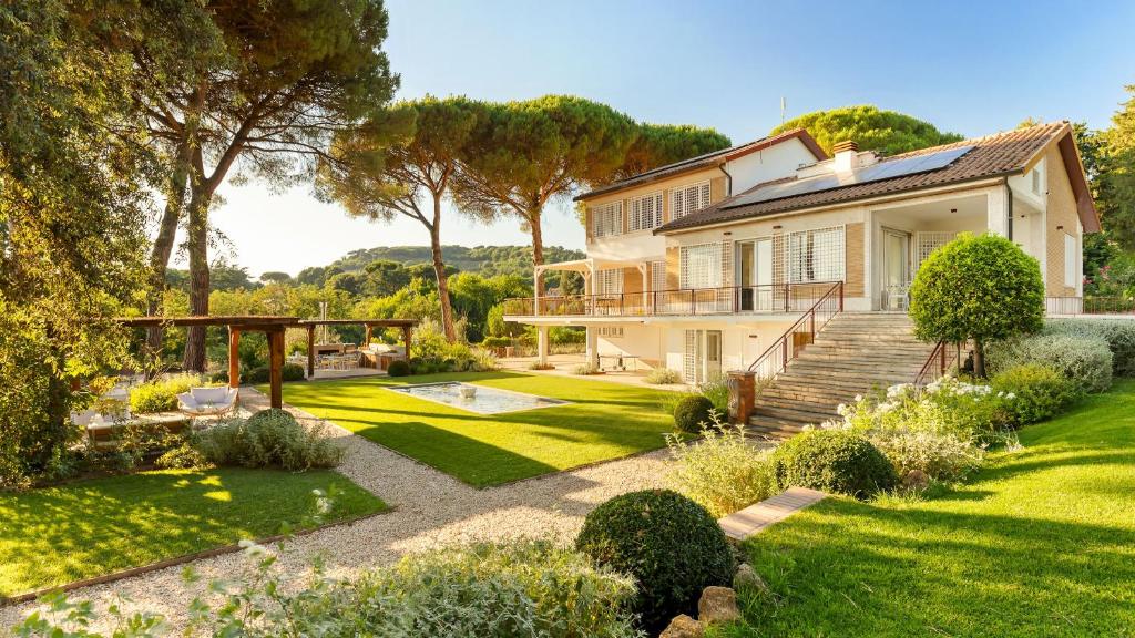 a house with a garden and a staircase at ANTICO CERASO 10, Emma Villas in Grottaferrata