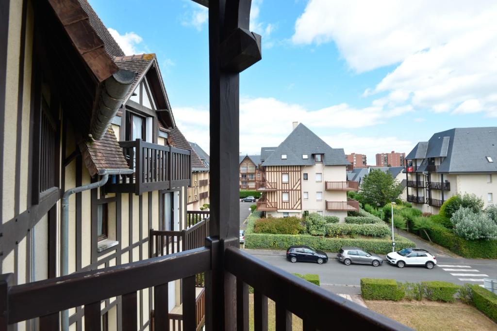 - un balcon avec vue sur la ville dans l'établissement L'Aquilon - A moins d1 Km de la plage, à Cabourg