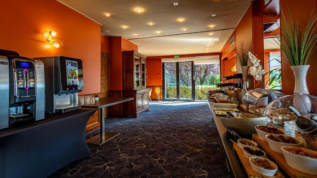 TV a/nebo společenská místnost v ubytování Logis Hostellerie D'Aussois