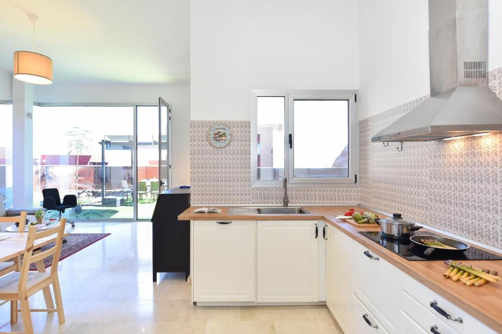 A kitchen or kitchenette at Villa Gran Canaria Specialodges