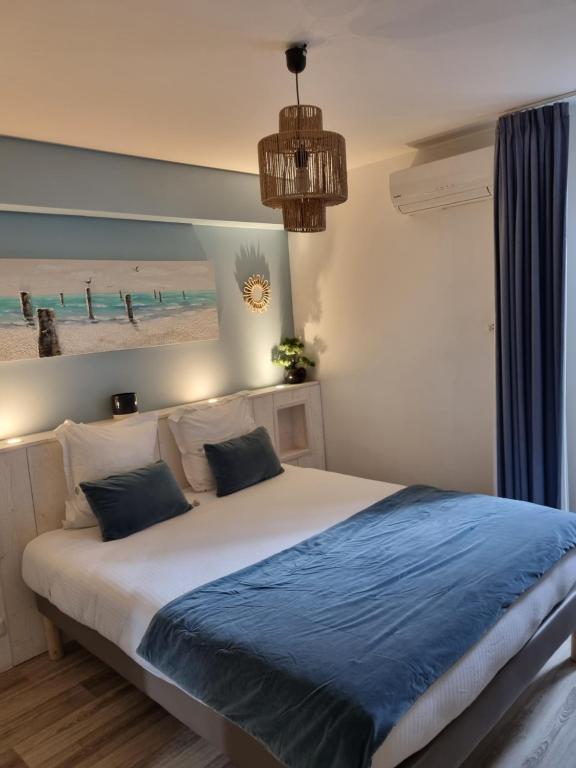 Postel nebo postele na pokoji v ubytování Logis Hôtel La Clé Des Songes