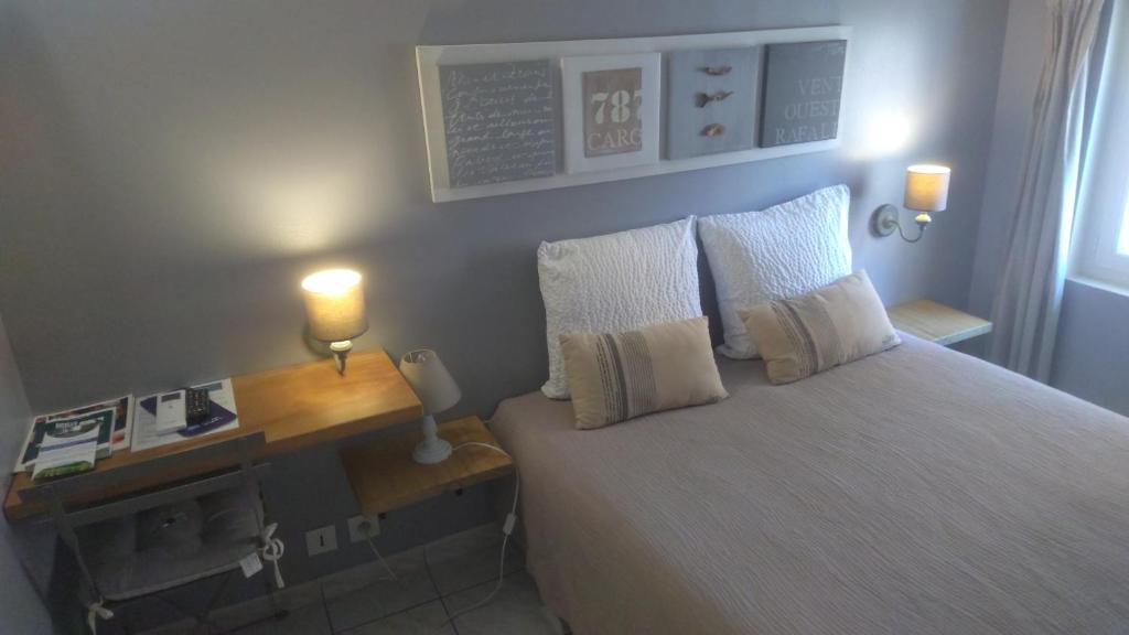 Postel nebo postele na pokoji v ubytování Logis Hôtel La Clé Des Songes