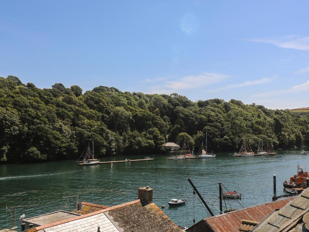 un fiume con barche attraccate nell'acqua con alberi di 21 Passage Street formerly Panacea a Fowey